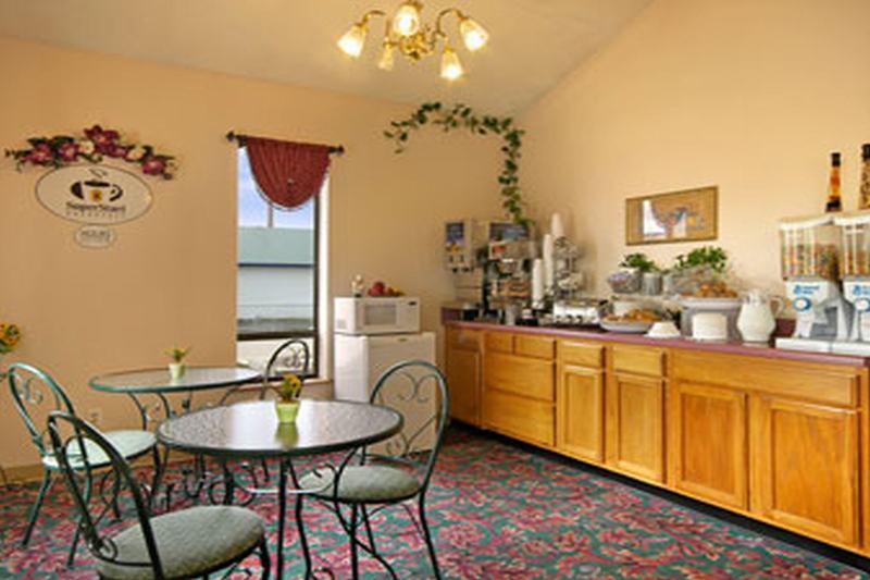 Super 8 By Wyndham Clarksville Ar Restaurace fotografie